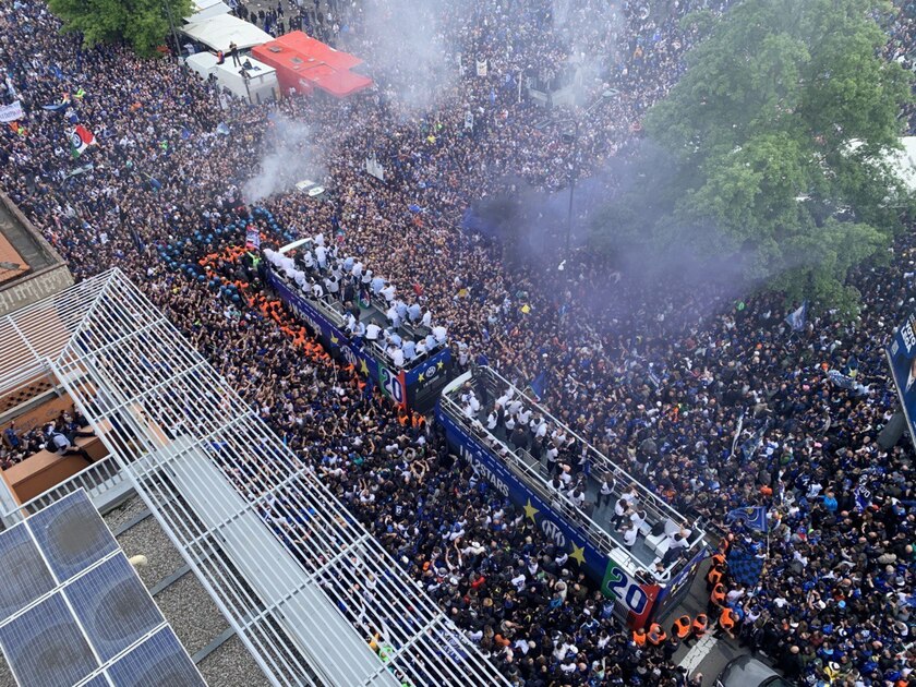 Festa Inter: folla di tifosi fuori San Siro